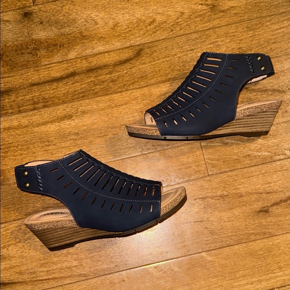 Size 8W Brand New! Hana Round Toe Laser Cut Dress • Black Wedges - Picture 5 of 13